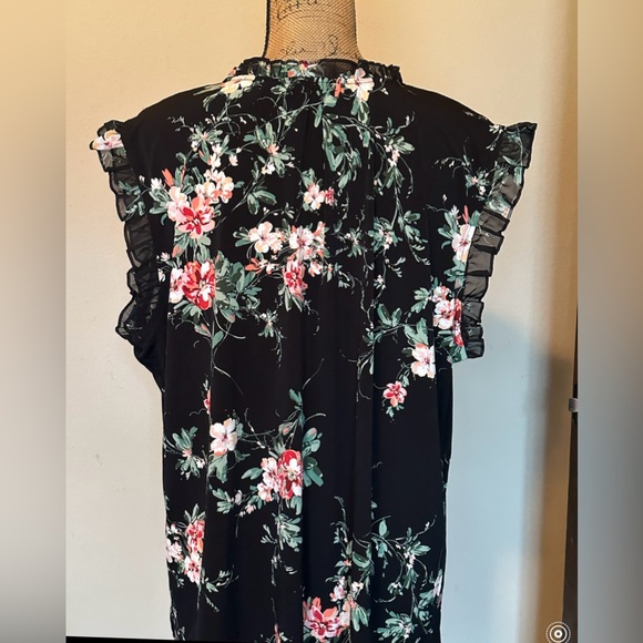 Darling floral blouse-New with tag! - Picture 2 of 3